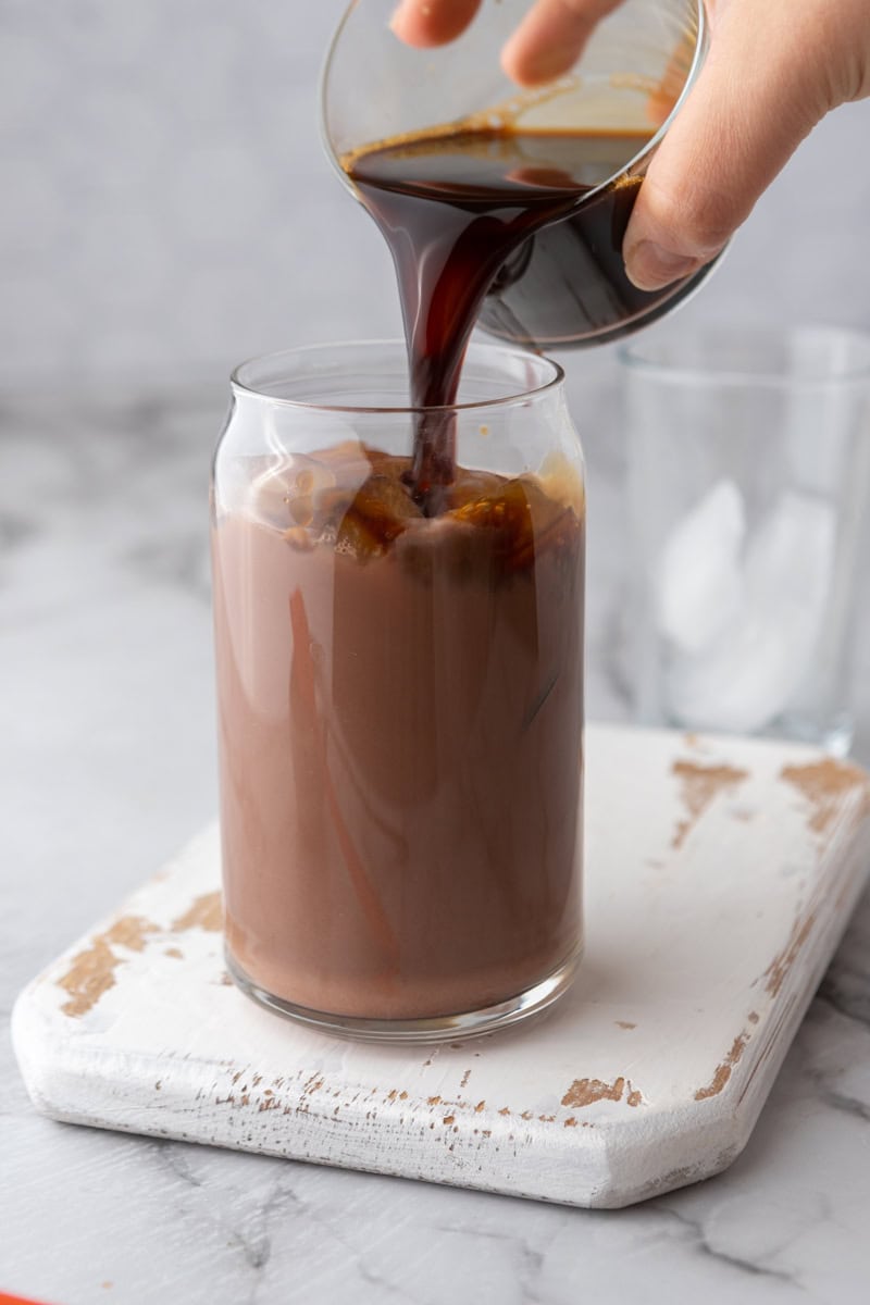 esrpesso being poured into a cup