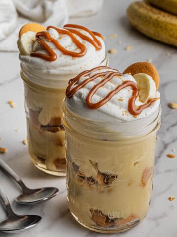 side shot of cracker barrel banana pudding recipe in jars