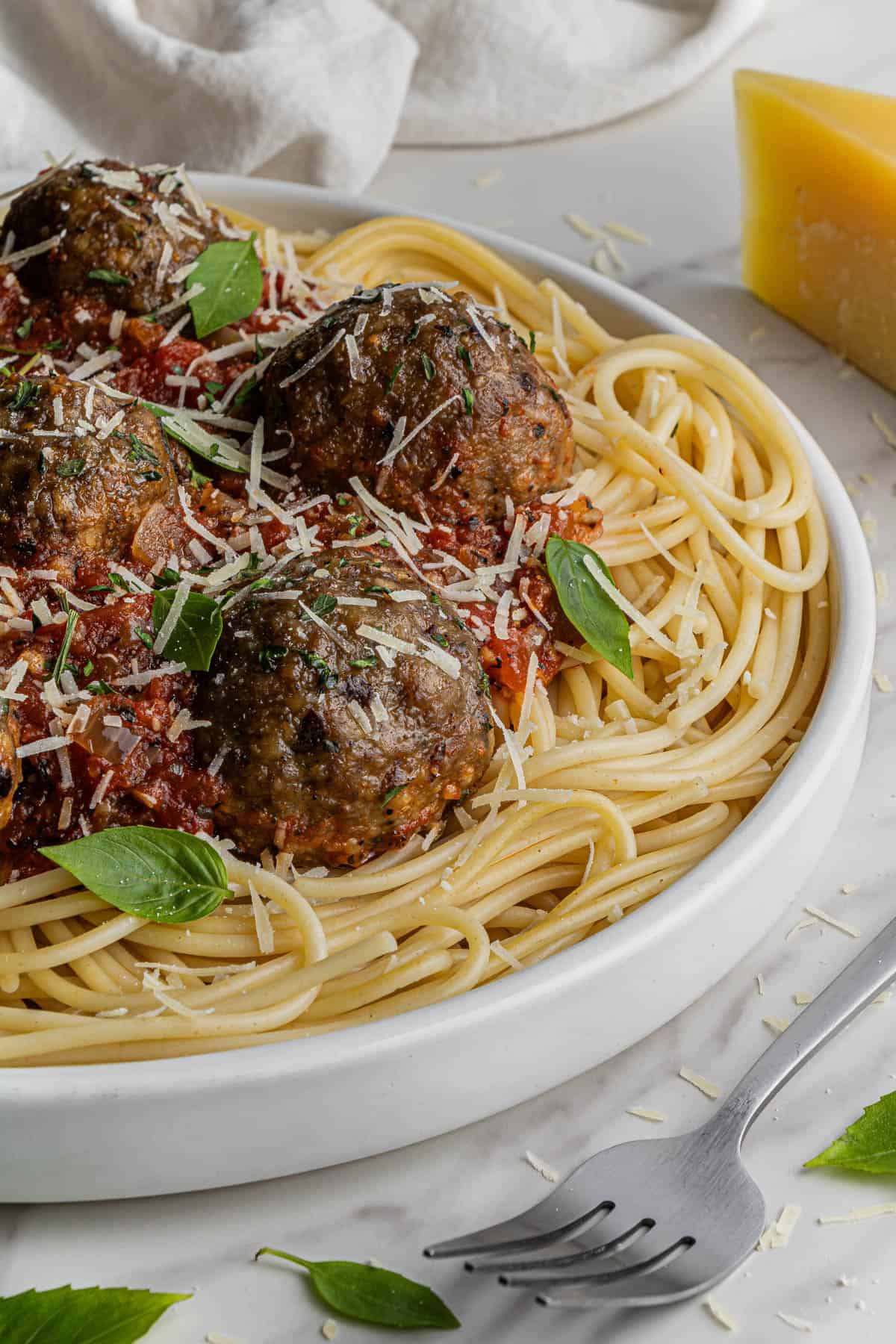 olive garden spaghetti and meatballs recipe on a plate.