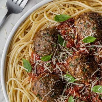 olive garden spaghetti and meatballs recipe on a plate.