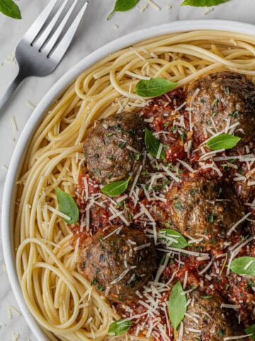 olive garden spaghetti and meatballs recipe on a plate.