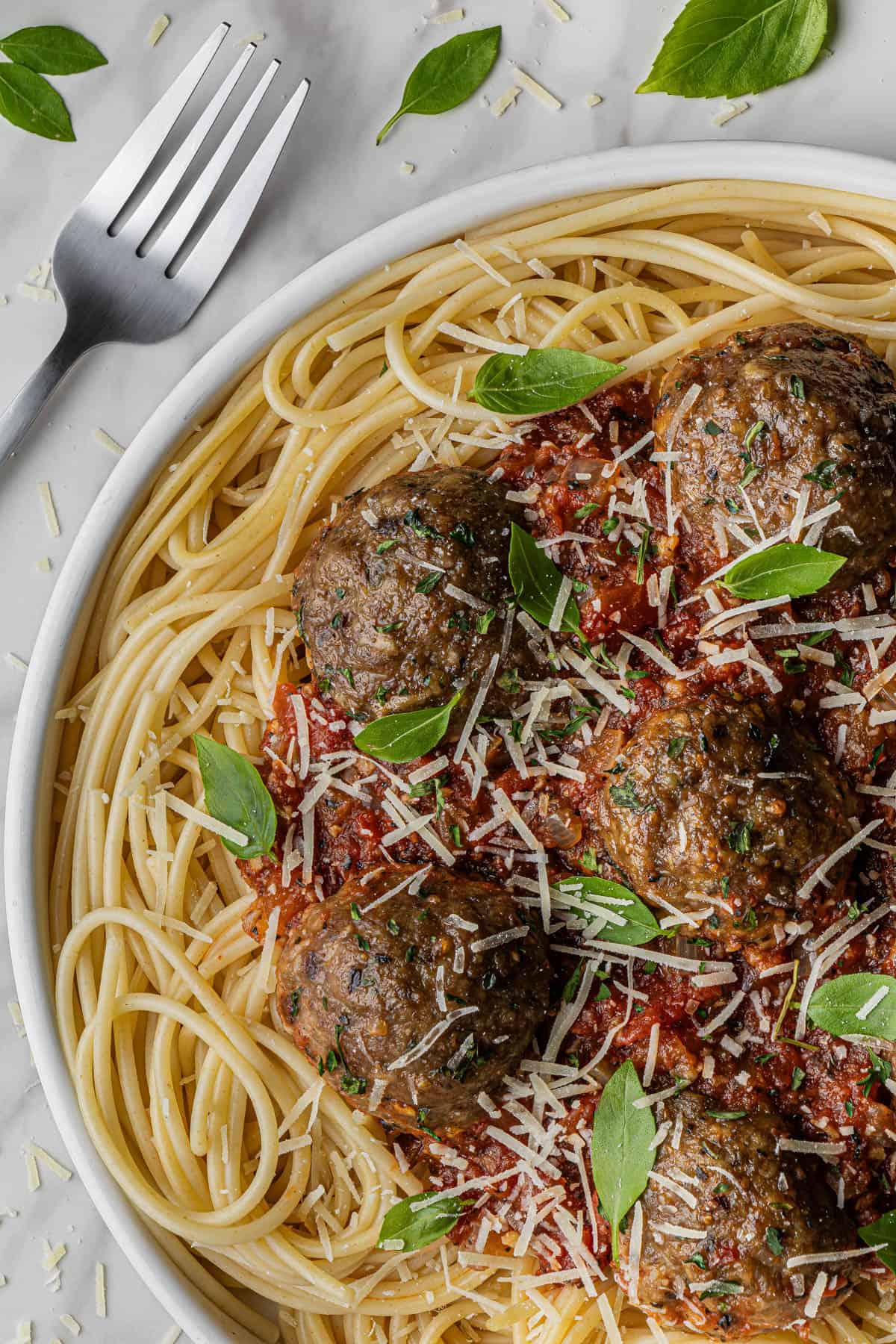 olive garden spaghetti and meatballs recipe on a plate.